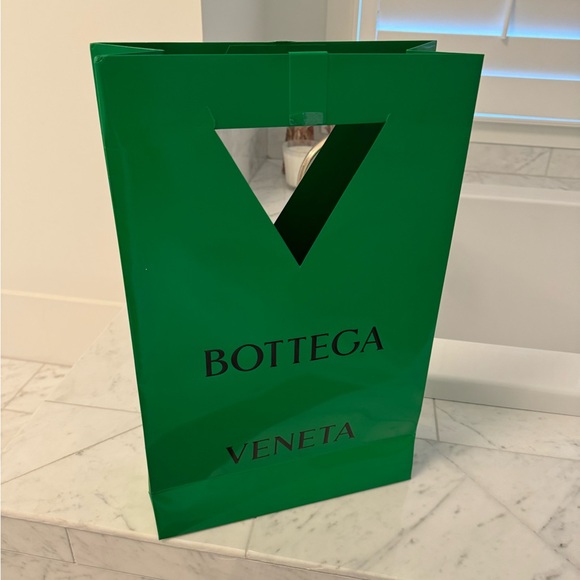 Authentic Bottega Veneta green paper shopping bag - Picture 2 of 2